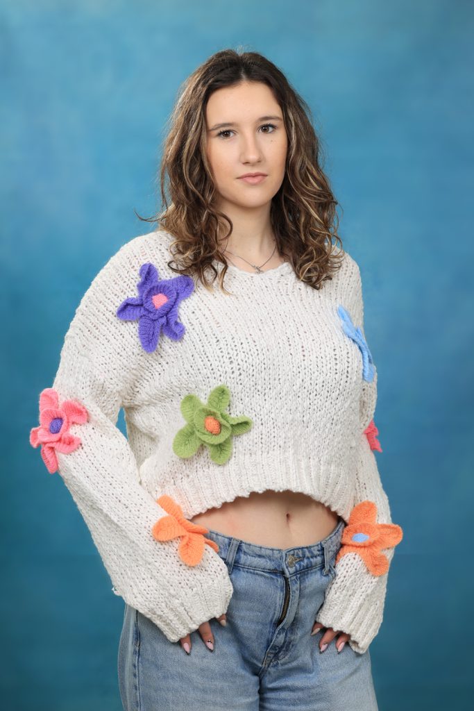 Бял пуловер L3167